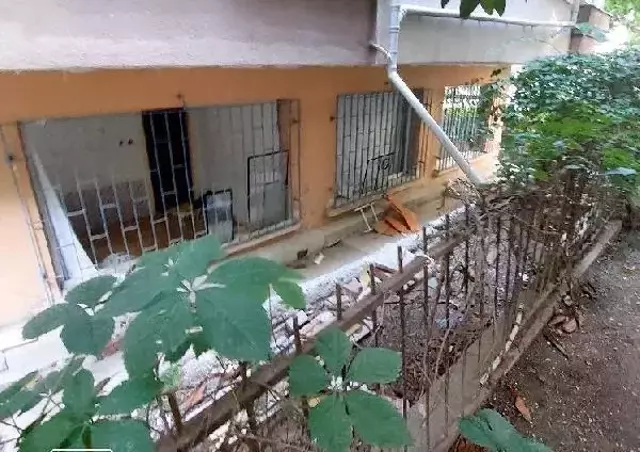 Mirasçılar anlaşamayınca boş kalan ev, evsizlerin barınağı oldu