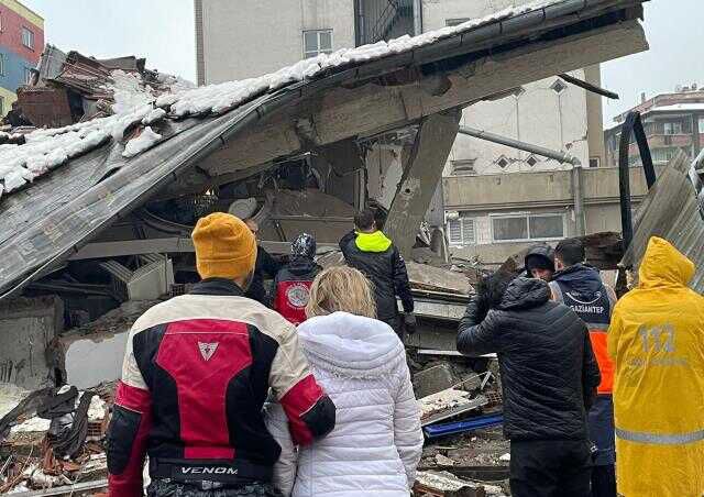 Türkiye güne acı uyandı! İşte 7,4 şiddetindeki depremin vurduğu 11 ilimizden yürek yakan kareler