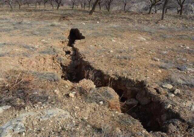 Deprem sonrası oluşan devasa yarıklar, afetin boyutunu gözler önüne serdi