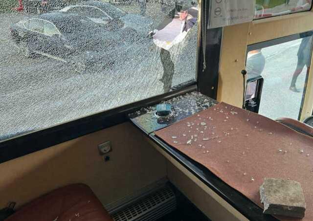 İmamoğlu'na Erzurum mitinginde taşlı saldırı: Seyreden polisler, vali, emniyet müdürü bizde sizi seyrediyoruz