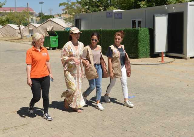 ABD'li ünlü oyuncu Ashley Judd, depremzedelerle buluştu
