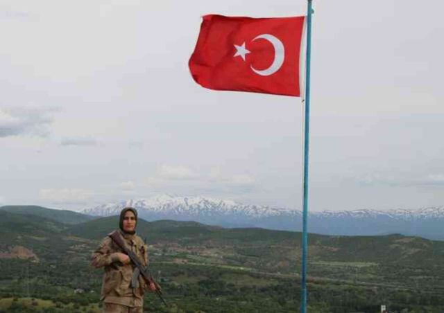 Gündüz evde annelik, akşam ise vatan nöbetinde koruculuk yapıyor
