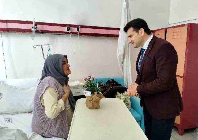 Başhekim Prof. Dr. Nurettin Yiyit, Anneler Günü'nde Yedikule Araştırma Hastanesi'nde tedavi gören anneleri ziyaret etti