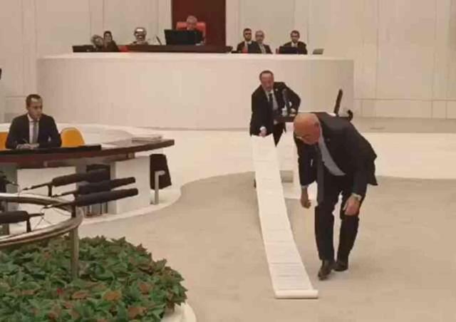 CHP'li vekil Meclis'te 20 metrelik liste açtı! Tamamı Türkiye'de yakalanan çete liderleri