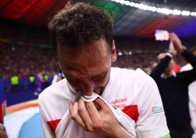 Kaptan Hakan Çalhanoğlu, Hollanda'ya elendikten sonra gözyaşlarına boğuldu
