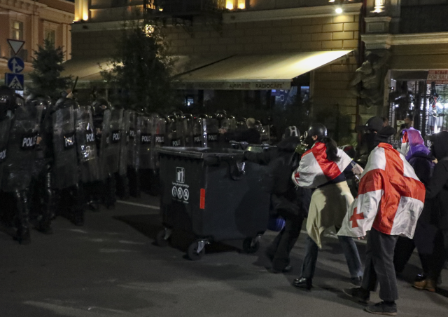 Gürcistan'da yer yerinden oynuyor! Protestocular Cumhurbaşkanlığı Sarayı'nı ele geçirmeye çalıştı