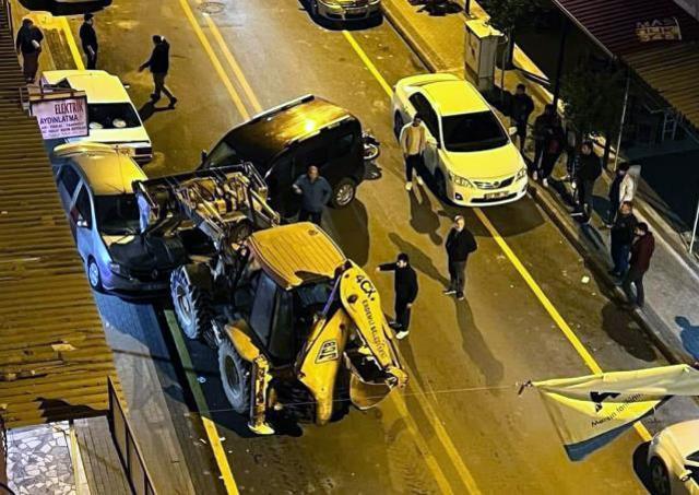 Belediyeye ait kepçeyi çalıp 3 araca çarptı! O anlar anbean kamerada