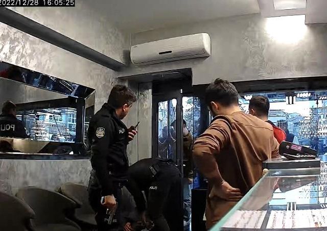 Fatih'te koltuk değnekli şüphelinin meyve bıçağıyla soygun girişimi kamerada