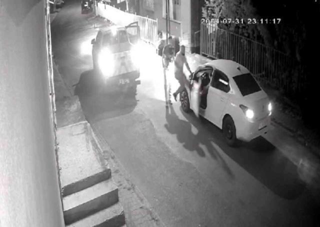 Resmi araç ile yol kesip sürücüyü darbettiler