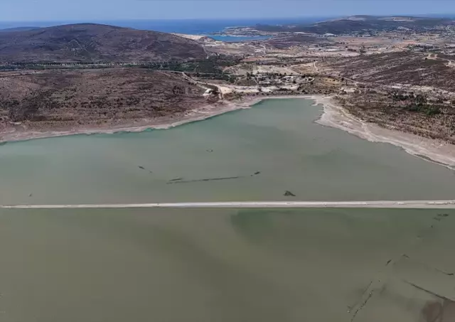 Barajda su seviyesi düştü, eski İzmir-Çeşme kara yolu ortaya çıktı