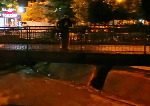 Erkek arkadaşından ka&ccedil;arken yakalandı, kendini k&ouml;pr&uuml;den atmak istedi