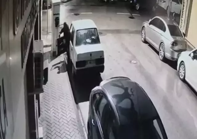 46 saniyede teybi söküp kaçtı, kameraya yakalandı