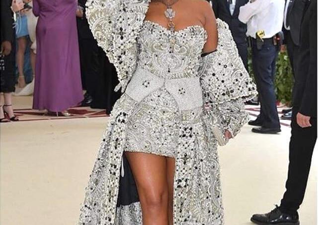 Rihanna'nın Dini Temalı Gala Kıyafeti Herkesi Hayran Bıraktı