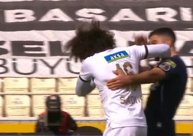 Malatya'da ilginç anlar! Sahayı terk etmek isteyen Sadık Çiftpınar'ı rakip oyuncular tuttu