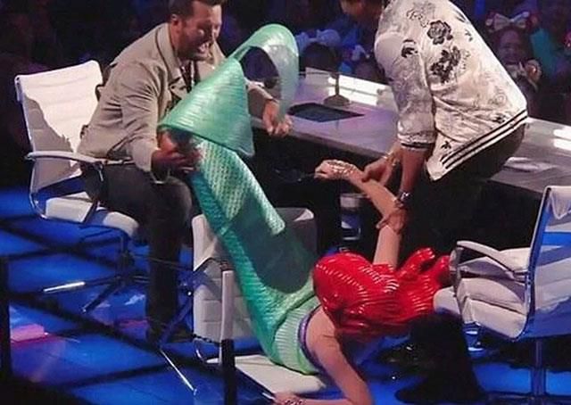 Katy Perry... CANLI YAYINDA YERE DÜŞTÜ!