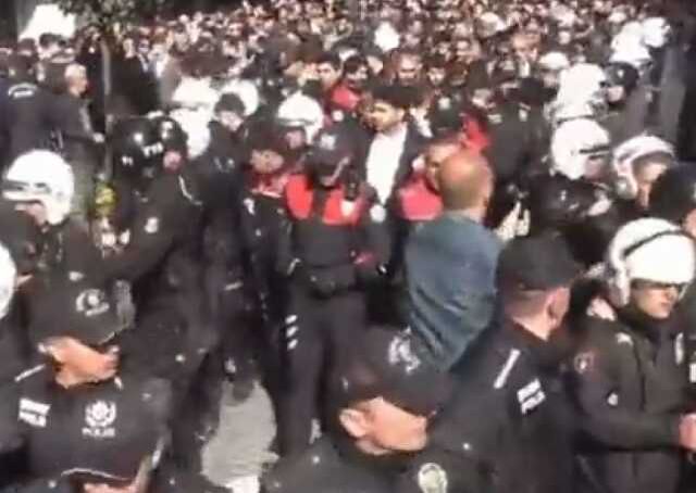 Yeniden açılan stant gerilimi tırmandırdı! Onlarca Trabzonlu HÜDA PAR'a tepki yürüyüşüne çıktı