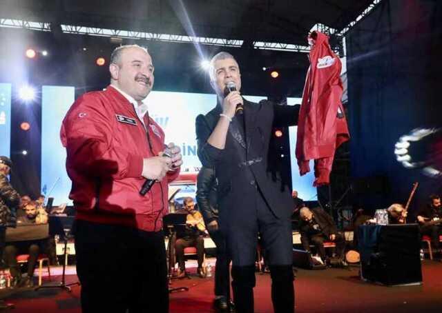 Özcan Deniz, Togg ile sahneye çıktı