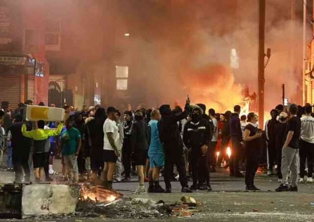 İngiltere'nin Leeds şehrinde polis kontrolü kaybetti, vatandaşlar evlerini korumak için sokağa çıktı