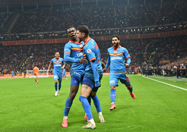 Galatasaray, Göztepe'yi sahasında 2-1 yendi