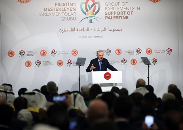 Cumhurbaşkanı Erdoğan'ın sözleri salonu ayağa kaldırdı: Filistin Filistin halkınındır