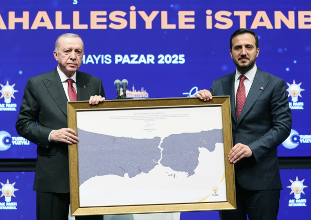 Programda Cumhurbaşkanı Erdoğan'a, AK Parti İstanbul İl Başkanı Abdullah Özdemir (sağda) tarafından hediye takdim edildi.