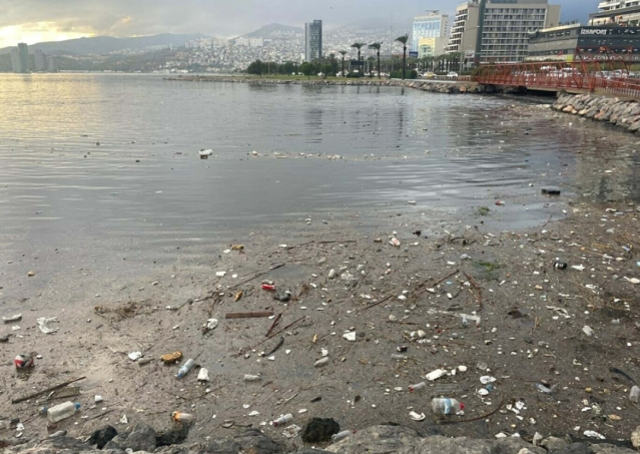 İzmir'i sağanak yağış vurdu! Yol çöktü, seyir halindeki araç göçüğe düştü