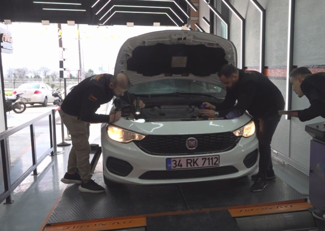 Aracını satmak isterken alıcıya cebinden para verdi! Eksperde çıkan detay şoke etti