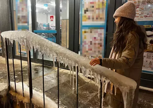 Kent buz kesti, dışarı çıkanların kaş ve kirpikleri donuyor