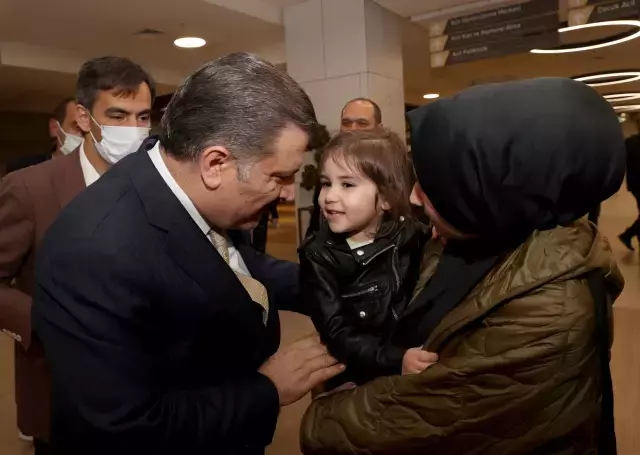 Hastanelere sürpriz ziyarette bulunan Bakan Koca, hastaların ve personellerin bayramlarını kutladı