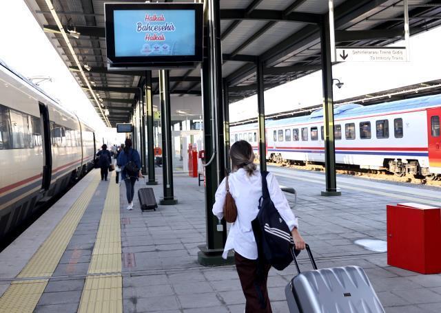 Halkalı-Bahçeşehir banliyö seferleri başladı! Yolculuk 22 dakika sürecek