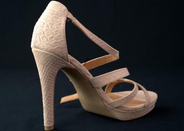 Rüyada topuklu ayakkabı giymek ne anlama geliyor? Rüyada siyah, beyaz topuklu ayakkabı giymek nedir? Rüyada yüksek topuklu ayakkabı giymek ne demek?