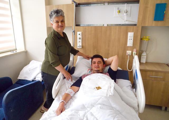 6 ayda 2 operasyon geçiren hastanın mesanesinden 66 adet taş alındı