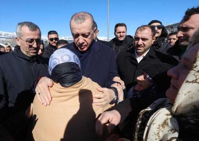 Son Dakika! Cumhurbaşkanı Erdoğan deprem bölgesinde: Vefat edenlerin sayısı 8 bin 574'e yükseldi
