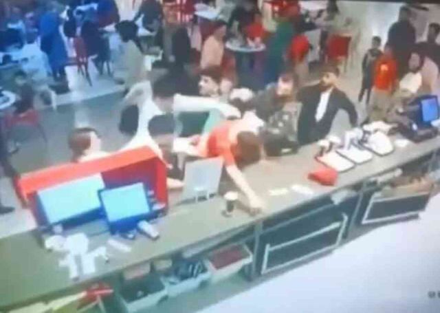 Siparişi değiştirmeyi reddeden restoran çalışanını dövdüler