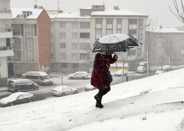 Meteoroloji'nin raporuna göre İstanbul'da etkili olan kar yağışı salı gününe kadar devam edecek