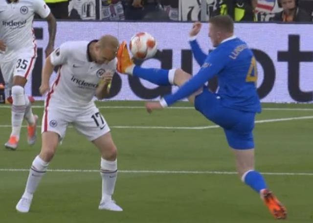 Eintracht Frankfurt - Rangers maçında yüreklerin ağza geldiği an!