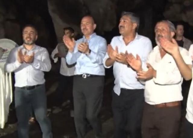 Bakan Soylu, Lice'de Bırkleyn Mağaraları gezisinde gençlerle halay çekti, türkülere eşlik etti