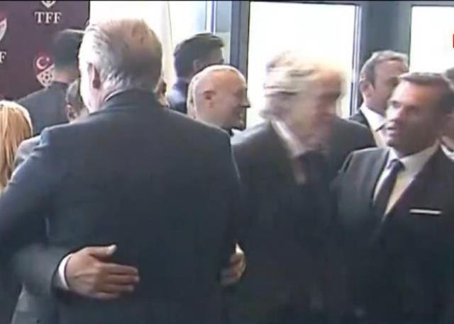 Her şey canlı yayına yansıdı! Jorge Jesus'tan Okan Buruk'a ortalığı ayağa kaldıran hareket