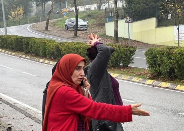Park halinde bıraktığı otomobilini bahçeye uçmuş halde gören kadın sinir krizi geçirdi