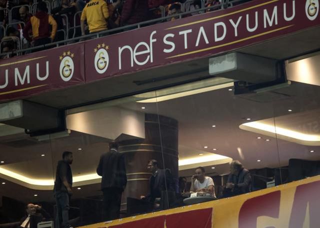Keyfine diyecek yok! Lider Fenerbahçe'nin hocası Jorge Jesus derbiyi çay içerek yerinde izledi