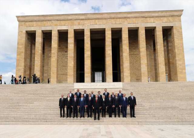 Cumhurbaşkanı Erdoğan ve yeni kabine üyeleri Anıtkabir'de