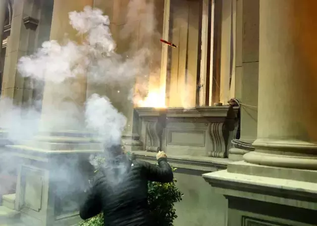 Sırbistan'da Seçim Hilesi İddiası: Göstericilere Polis Müdahalesi