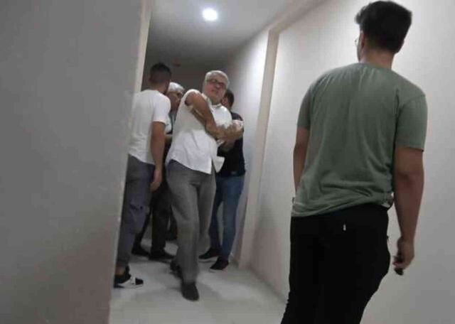 Karşılıksız çek alan müteahhit sattığı evin kapısına duvar ördü