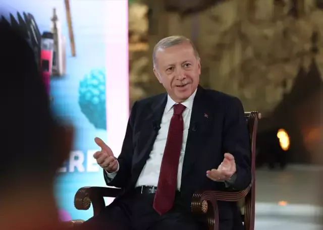 Cumhurbaşkanı Erdoğan ile milli futbolcu Kaan Ayhan arasında gülümseten diyalog