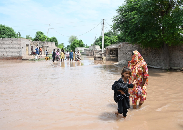 Hindistan barajlardaki fazla suyu boşalttı, Pakistan'da sel meydana geldi: 22 ölü