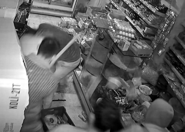 Kendisinden kaçıp markete sığınan küçük kızı önce darbetti, ardından üzerine oturup bıçakladı