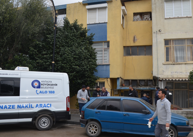 Eşini ve kızını, boğazlarını bıçakla keserek öldürdü