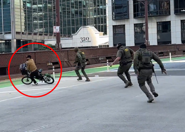 Trump'ın polisleri kendilerine laf atan bir kişiyi kovaladı ancak yakalayamadı