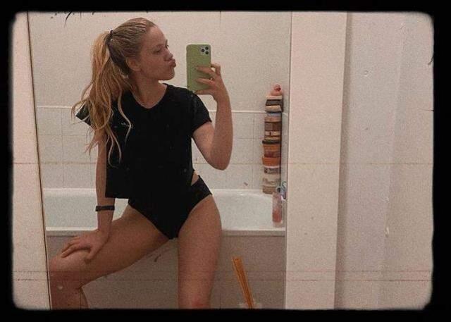 Seren Yereli'nin küvet başındaki iç çamaşırlı pozu beğeni topladı