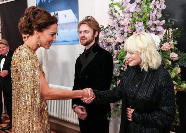 James Bond filminin galasında Kate Middleton rüzgarı! Kıyafetini gören gözlerini alamadı